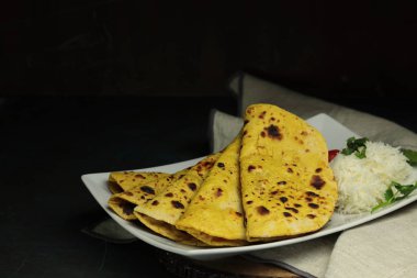 Ev yapımı glütensiz nohut unu Roti veya Besan Roti veya Chapa