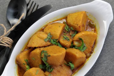 Ev yapımı Hint Taro kökü körisi ya da ahşap bir karamsarda patates körisi. 