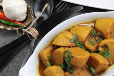 Ev yapımı Hint Taro kökü körisi ya da ahşap bir karamsarda patates körisi. 