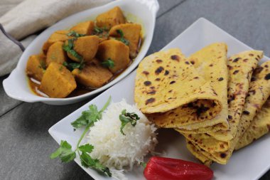 Yam veya Taroo kökü körili ev yapımı Hint vejetaryen yemeği. 