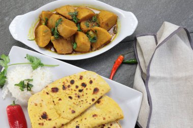 Yam veya Taroo kökü körili ev yapımı Hint vejetaryen yemeği. 