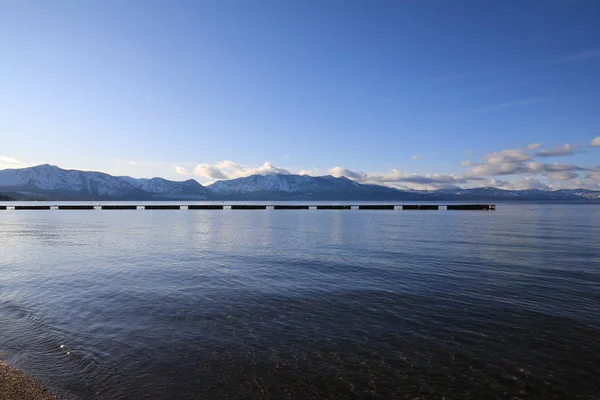 Sahilden Tahoe Gölü manzarası. — Stok fotoğraf