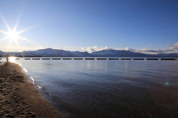 Adegan menghadap Danau Tahoe dari tepi pantai . — Stok Foto