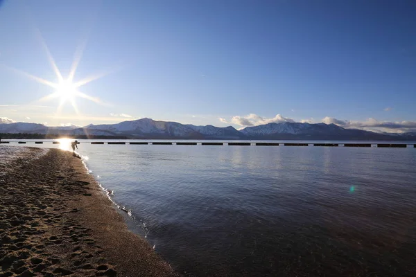 Adegan menghadap Danau Tahoe dari tepi pantai . — Stok Foto