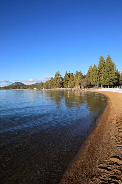 Adegan menghadap Danau Tahoe dari tepi pantai . — Stok Foto