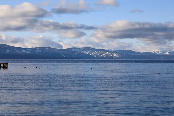 Vue panoramique sur le lac Tahoe depuis les rives . — Photo