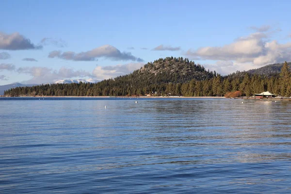 Vue panoramique sur le lac Tahoe depuis les rives . — Photo