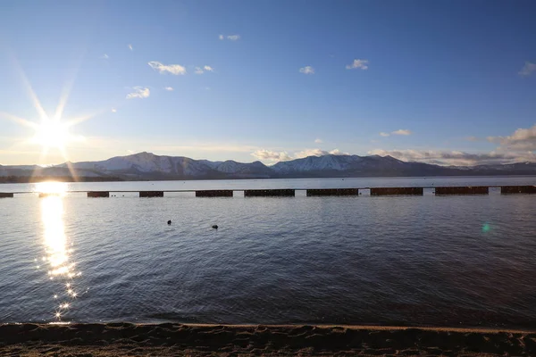 Adegan menghadap Danau Tahoe dari tepi pantai . — Stok Foto