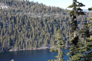 Fannette Adası ile kış mevsiminde Emerald Körfezi manzarası.