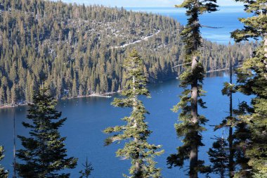 Fannette Adası ile kış mevsiminde Emerald Körfezi manzarası.