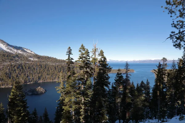 Vue de la baie d'Emeraude avec l'île Fannette en saison hivernale . — Photo