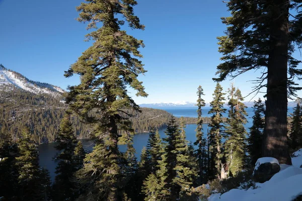 Widok na zatokę Emerald w sezonie zimowym.Jezioro Tahoe — Zdjęcie stockowe