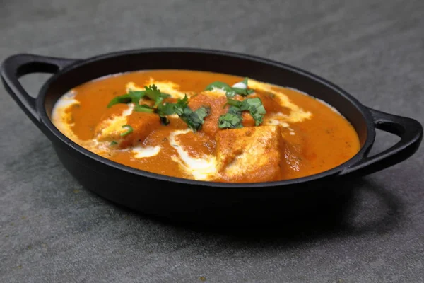 Paneer butter masala, ein reichhaltiges und cremiges indisches Gericht aus Pfanne — Stockfoto