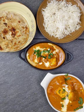 Paneer Butter Masala 'nın yukarıdan görünüşü, zengin ve kremalı bir Kızılderili.