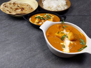 Paneer Butter Masala 'nın yukarıdan görünüşü, zengin ve kremalı bir Kızılderili.