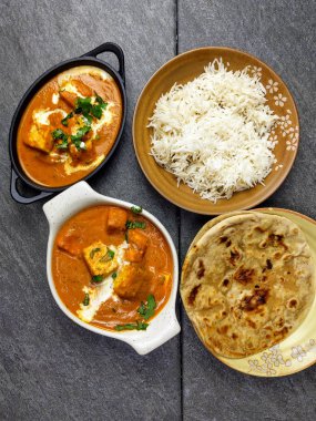 Paneer Butter Masala 'nın yukarıdan görünüşü, zengin ve kremalı bir Kızılderili.