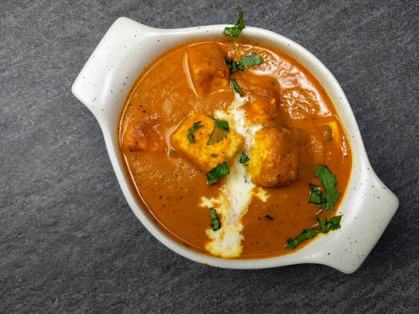 Paneer Butter Masala 'nın yukarıdan görünüşü, zengin ve kremalı bir Kızılderili.