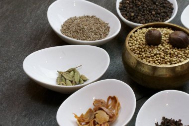 Çerçeveyi Hint aromalı baharatlarla dolduran kaseler..