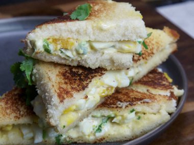 Bir tepside mayonezli ekmek ve yumurta salatası.