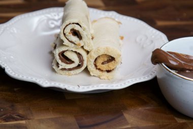 Bir yığın çikolatalı ve fındıklı tereyağlı ekmekli sandviç. 