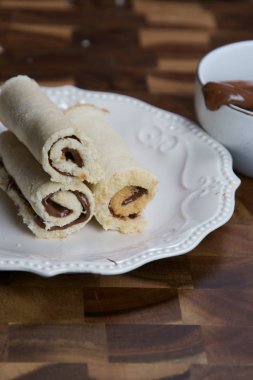 Bir yığın çikolatalı ve fındıklı tereyağlı ekmekli sandviç. 