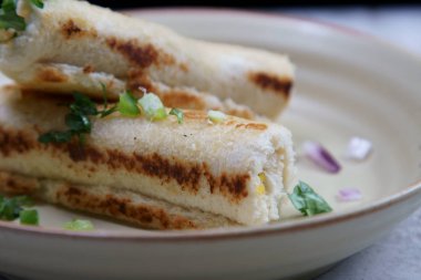 Peynir ve soğanla dolu bir yığın kızarmış ekmek.