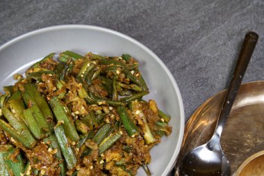 Bhindi Masala ya da doldurulmuş Bhindi ya da bamya, kopya alanı olan bir Hint sebzesi..
