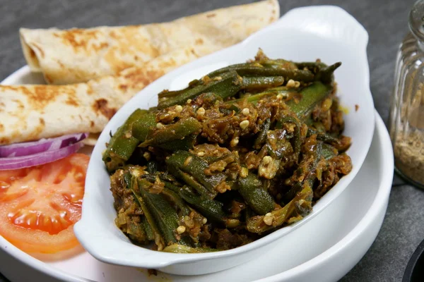 Bhindi Masala ya da doldurulmuş Bhindi ya da bamya, kopya alanı olan bir Hint sebzesi..