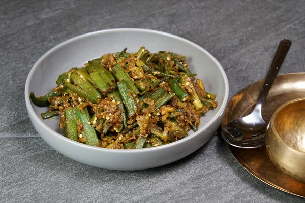 Bhindi Masala ya da doldurulmuş Bhindi ya da bamya, kopya alanı olan bir Hint sebzesi..