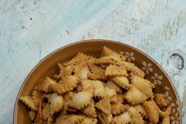 Namakpara (Khurma, Nimki, Mathri), farklı baharatlarla tatlandırılmış gevrek, çıtır çıtır ve lezzetli bir şerit.