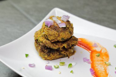 Baharatlı Kara Gram veya Kaya Chana tikki veya Kebap tabağında.