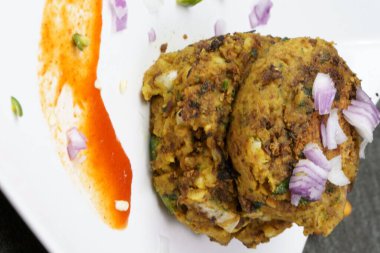 Baharatlı Kara Gram veya Kaya Chana tikki veya Kebap tabağında.