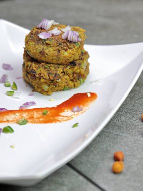 Baharatlı Kara Gram veya Kaya Chana tikki veya Kebap tabağında.
