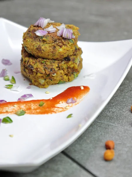 Baharatlı Kara Gram veya Kaya Chana tikki veya Kebap tabağında.