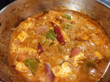 Kadhai Paneer ve Hint baharatlı Paneer hazırlığı.