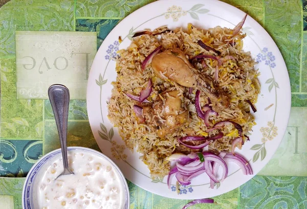 Illatos Fűszeres Csirke Biryani Indiai Rizs Készítmény Boondi Raita — Stock Fotó