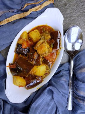 Bir tabak glütensiz ve vejetaryen patlıcan ve körili patates ya da Hint baharatlı kızarmış patates..