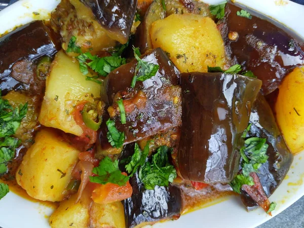 Bir tabak glütensiz ve vejetaryen patlıcan ve körili patates ya da Hint baharatlı kızarmış patates..
