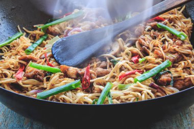 Sıcak ve cızırtılı Kızarmış Tavuk Eriştesi Yakın Çekim Fotoğrafı