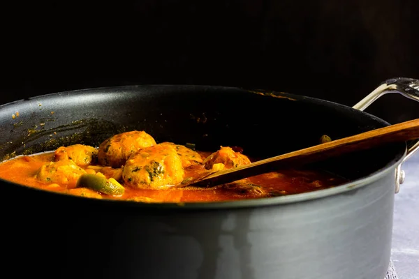 Sopa Caliente Con Albóndigas Verduras Una Olla Cocina Sobre Mesa — Foto de Stock