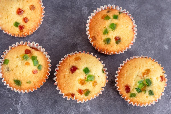 Muffin Vacanze Tutti Frutti Appena Sfornati Sfondo Scuro Direttamente Sopra — Foto Stock