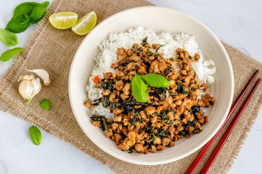 Karıştırılmış Tayland Basili Tavuk Limon ve Basil Yaprakları Üst Görünüm Fotoğrafı.