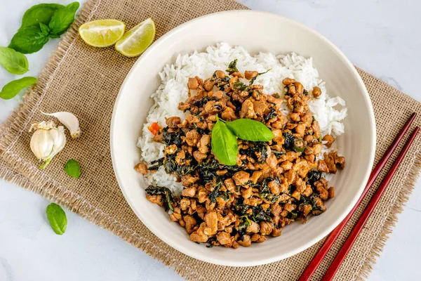 Karıştırılmış Tayland Basili Tavuk Limon ve Basil Yaprakları Üst Görünüm Fotoğrafı.
