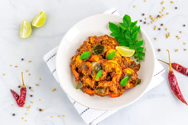 Würzige Indische Gebratene Garnelen Mit Curryblättern Rotem Chili Zitrone Und — Stockfoto