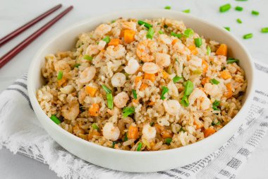 Çin Karidesli Kızarmış Pirinç, Popüler Çin Yemeği, Çubuklu bir kase, Yüksek Açılı Fotoğraf