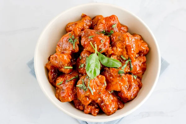 Tayland Basil Tavuğu, Beyaz Çubuklu Asya usulü Tavuk, Beyaz Arkaplan, Üst Görünüm Fotoğrafı.