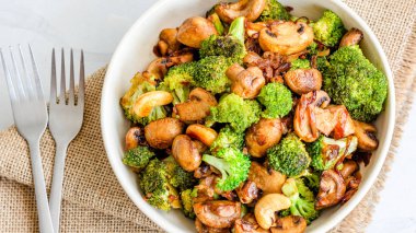 Kızarmış Brokoli ve Mantarı Beyaz Arkaplanda Bir Kasede Doğrudan Fotoğrafın Üzerinde 