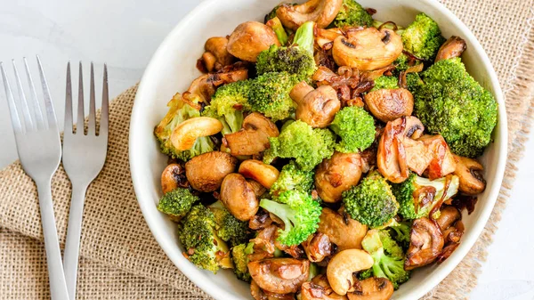 Kızarmış Brokoli ve Mantarı Beyaz Arkaplanda Bir Kasede Doğrudan Fotoğrafın Üzerinde 