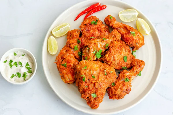 Portekiz Piri Tavuğu Beyaz Tabakta Doğrudan Yatay Resmin Üzerinde