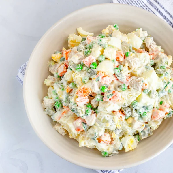 Geleneksel Rus salatası Olivier in a Bowl Top View, White Background, Popüler Rus Yemek Meydanı Fotoğrafı